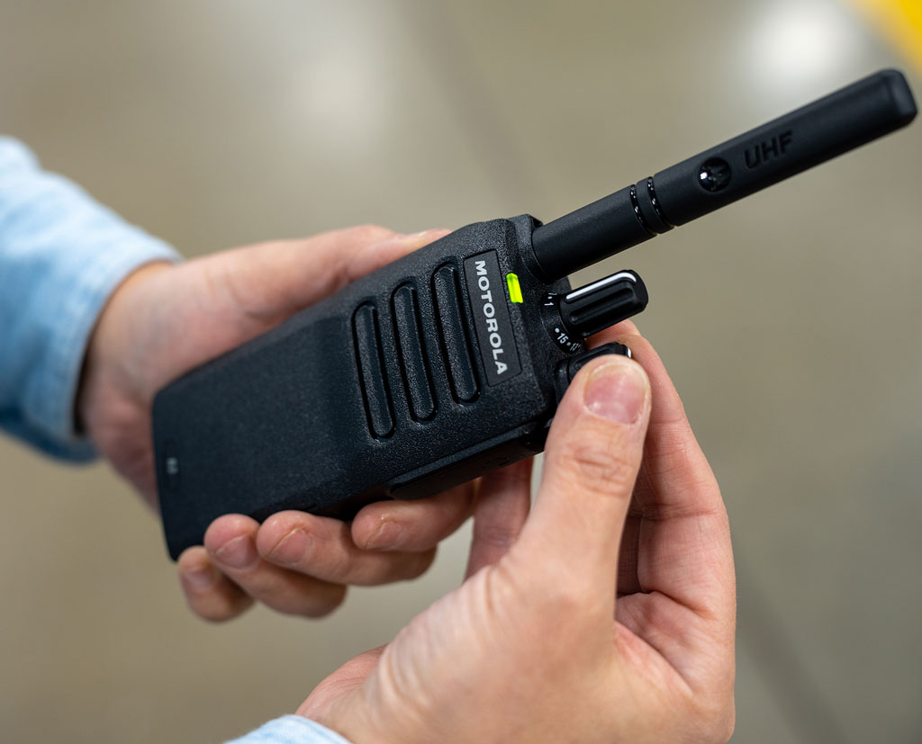 SET Motorola R2 Handfunkgerät VHF analog digital Batterie Antenne MDH11JDC9JA2AN